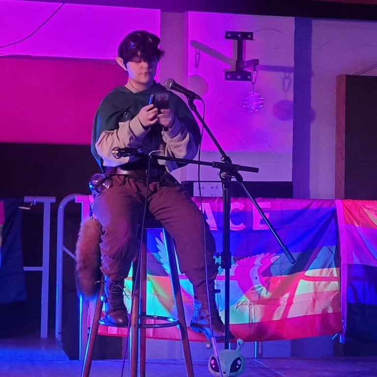 Kostümkontest: Poetry Ethan verließt seine gefühlvollen Texte