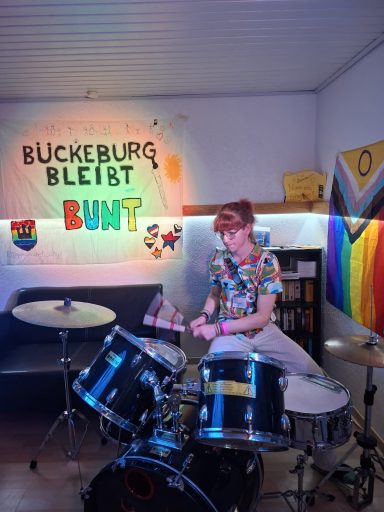 Jessi Giesbrecht spielt Schlagzeug Jessi am Schlagzeug