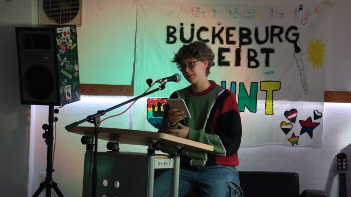 Oskar ließt am Pult vor Oskar am Pult