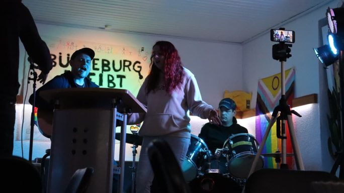 Lola, Kedo und Justin legen eine spontane Jamsession ein. Justin, Kedo und Lola jammen