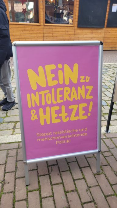 Aufsteller "Nein zu Intoleranz" beim Stand von OGR in Stadthagen 29.11.25