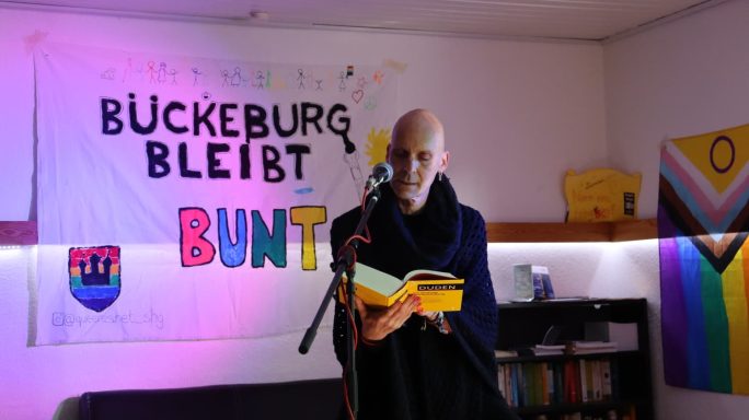 Lola ließt aus dem Duden vor Vorlesung von Lola